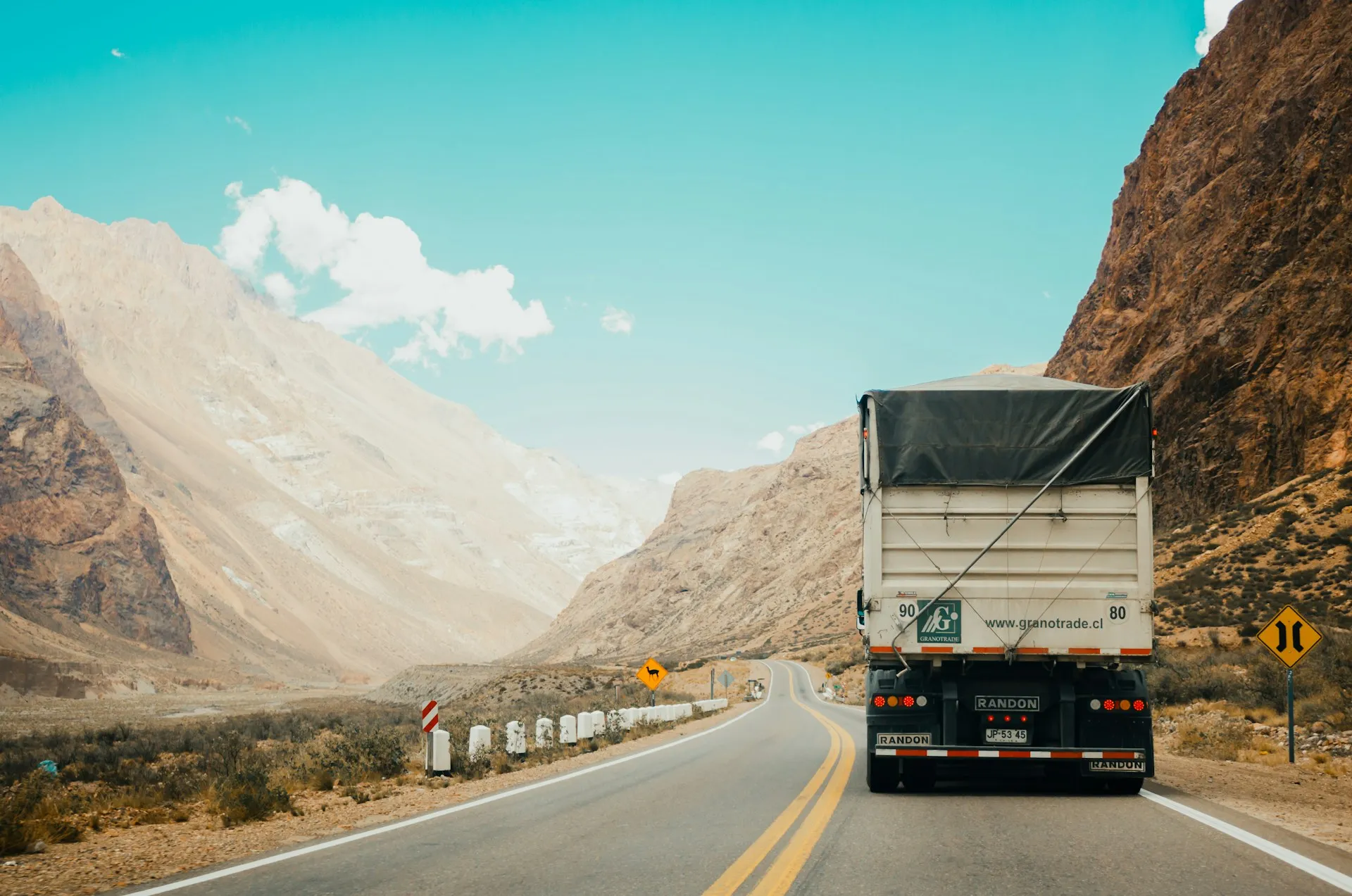 Camión de transporte en una carretera
