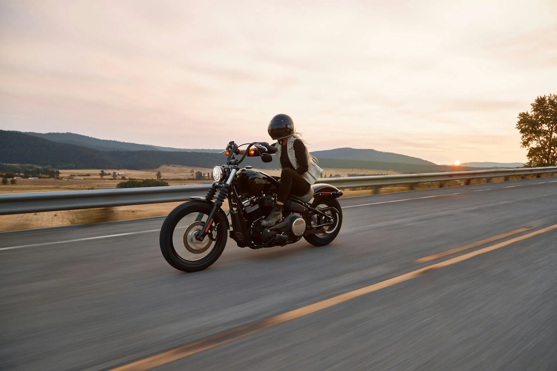 Motocicleta fotografiada al aire libre